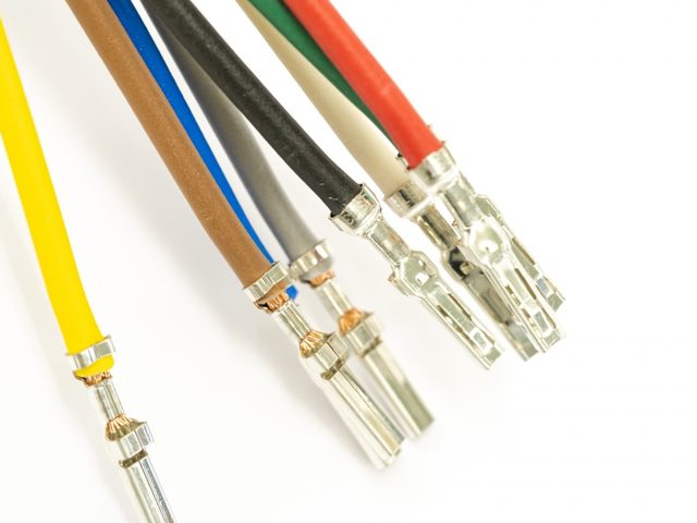 端子を圧着した電線